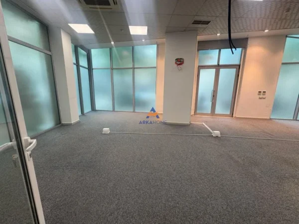Tirane, jepet me qera ambjent biznesi Kati 0, 204 m² 3.000 € (RRUGA SIRI KODRA)