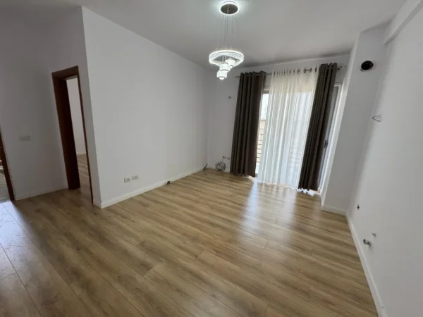 Tirane, shitet apartament 1+1 Kati 5, 54 m² 85.000 € (Rruga e qelqit, Kombinat)