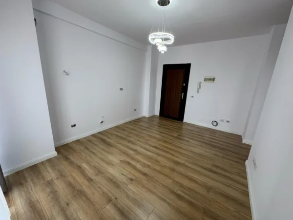 Tirane, shitet apartament 1+1 Kati 5, 54 m² 85.000 € (Rruga e qelqit, Kombinat)