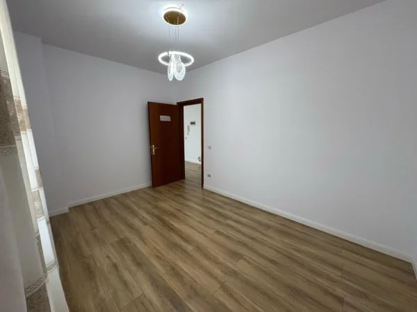 Tirane, shitet apartament 1+1 Kati 5, 54 m² 85.000 € (Rruga e qelqit, Kombinat)
