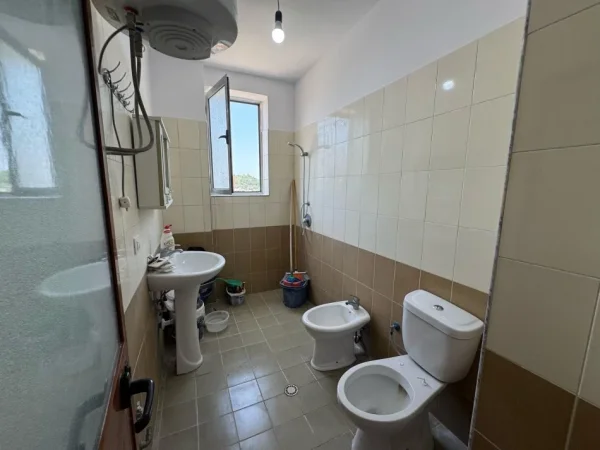 Tirane, shitet apartament 1+1 Kati 5, 54 m² 85.000 € (Rruga e qelqit, Kombinat)