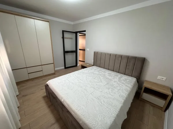 Tirane, jepet me qera apartament 2+1 Kati 2, 88 m² 600 € (Rruga qemal stafa ,shkolla e kuqe)