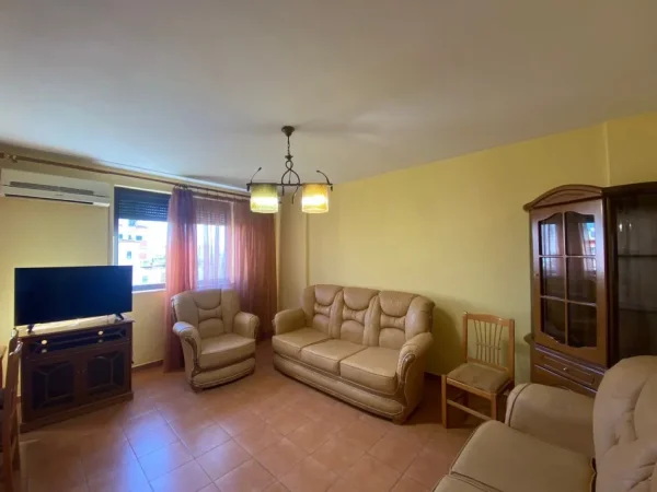 Tirane, jepet me qera apartament 1+1 Kati 6, 60 m² 550 € (ish parku i autobuzave)