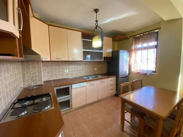Tirane, jepet me qera apartament 1+1 Kati 6, 60 m² 550 € (ish parku i autobuzave)