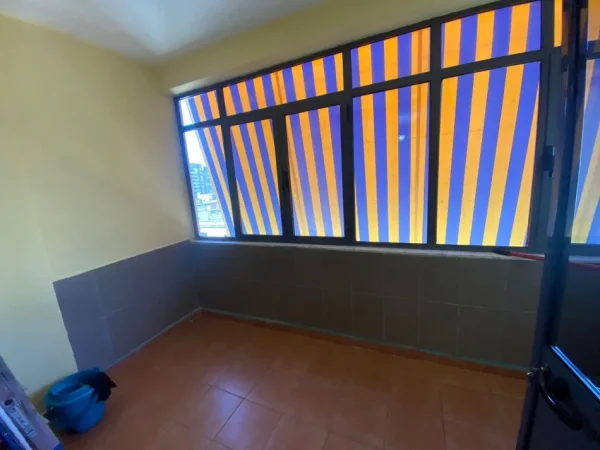Tirane, jepet me qera apartament 1+1 Kati 6, 60 m² 550 € (ish parku i autobuzave)