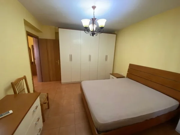 Tirane, jepet me qera apartament 1+1 Kati 6, 60 m² 550 € (ish parku i autobuzave)