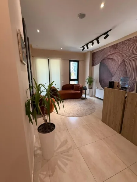 Tirane, jepet me qera ambjent biznesi , 100 m² 950 € 