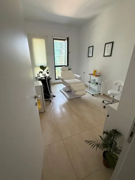 Tirane, jepet me qera ambjent biznesi , 100 m² 950 € 