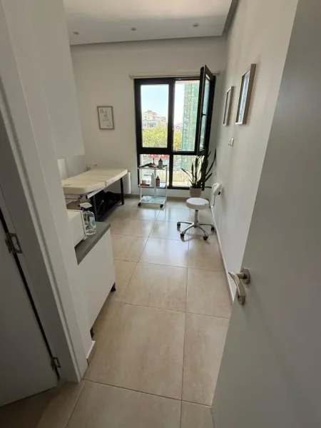 Tirane, jepet me qera ambjent biznesi , 100 m² 950 € 
