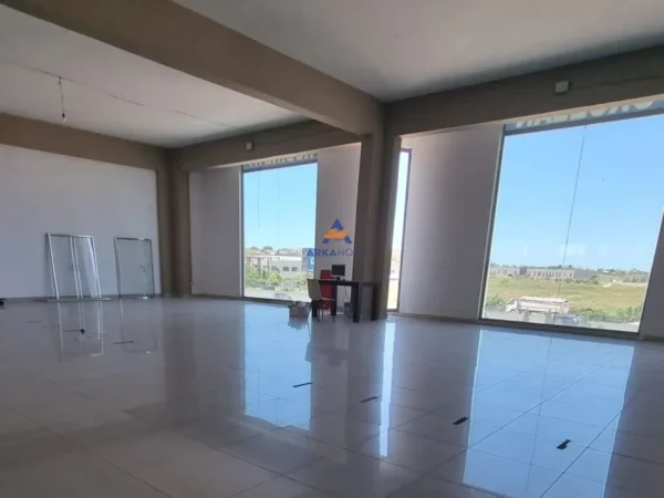 Tirane, jepet me qera ambjent biznesi Kati 1, 900 m² 3.000 € (AUTOSTRADA TIRANE-DURRES)