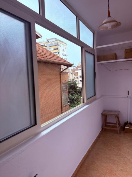 JEPET SUPER APARTAMENT 1+1 ME QERA I MOBILUAR TEK SHKOLLA E BALETIT NE RRUGEN E ELBASANIT Kati 3, 60 m² 500 €