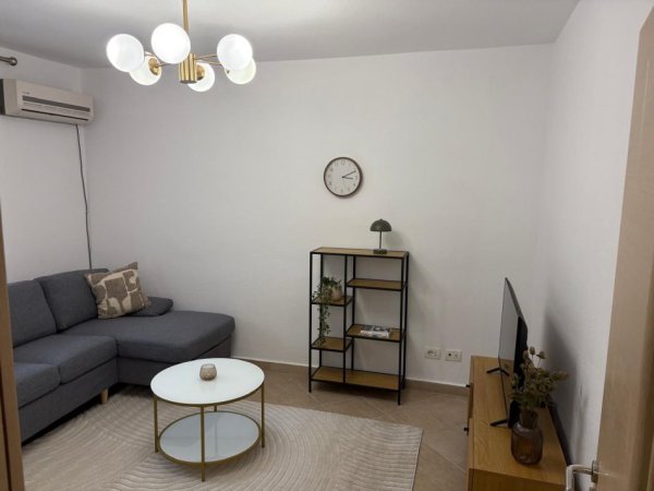 JEPET SUPER APARTAMENT 1+1 ME QERA I MOBILUAR TEK SHKOLLA E BALETIT NE RRUGEN E ELBASANIT Kati 3, 60 m² 500 €