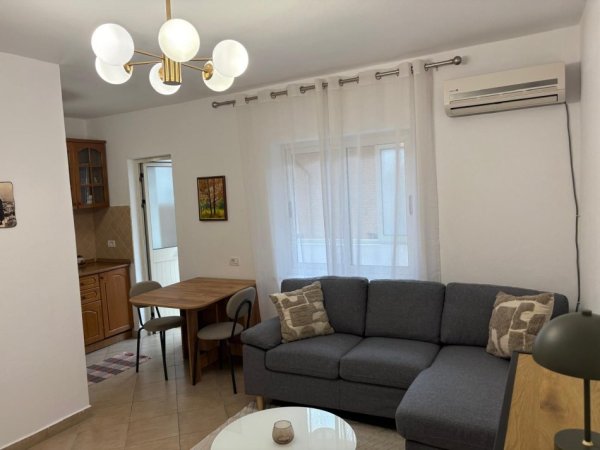 JEPET SUPER APARTAMENT 1+1 ME QERA I MOBILUAR TEK SHKOLLA E BALETIT NE RRUGEN E ELBASANIT Kati 3, 60 m² 500 €