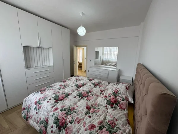 Tirane, jepet me qera apartament 2+1 Kati 4, 110 m² 900 € (Mozaiku i tiranes)