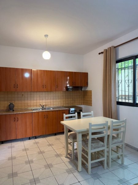 Tirane, jepet me qera apartament 2+1 Kati 1, 85 m² 450 € (Hotel Deluxe , Pallati me Shigjeta)