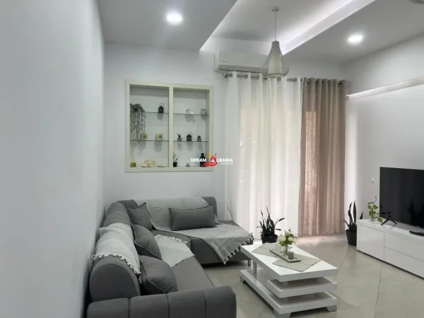 Tirane, jepet me qera apartament 1+1+Ballkon Kati 2, 65 m² 600 € (Ne zonen e Kopshtit Botanik)