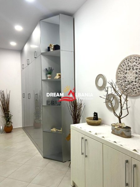 Tirane, jepet me qera apartament 1+1+Ballkon Kati 2, 65 m² 600 € (Ne zonen e Kopshtit Botanik)