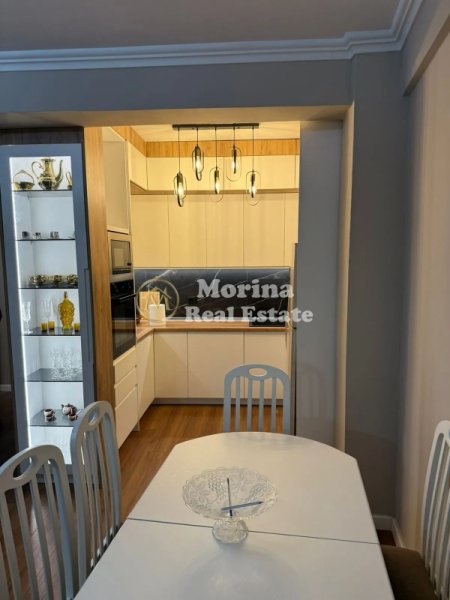 Tirane, jepet me qera apartament 2+1 Kati 3, 120 m² 900 € (Kafe Flora)