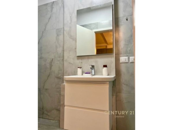 Tirane, jepet me qera apartament 1+1 Kati 3, 61 m² 630 € (KOMPLEKSI KONTAKT)