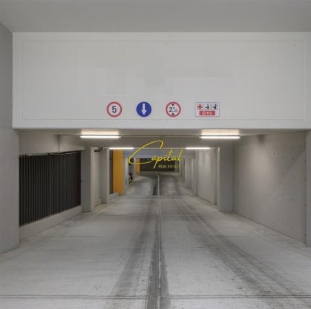 Shqiperi, jepet me qera ambjent biznesi Kati -1, 450 m² 1.600 € (PORCELAN)