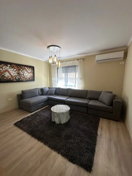 Tirane, jepet me qera apartament 2+1+Ballkon Kati 4, 74 m² 600 € (STADIUMI DINAMO)