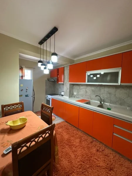 Tirane, jepet me qera apartament 2+1+Ballkon Kati 4, 74 m² 600 € (STADIUMI DINAMO)