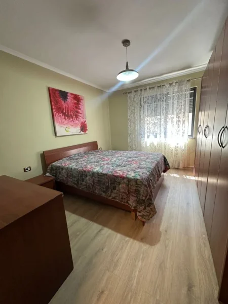 Tirane, jepet me qera apartament 2+1+Ballkon Kati 4, 74 m² 600 € (STADIUMI DINAMO)