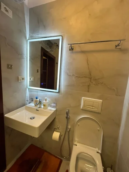 Tirane, jepet me qera apartament 2+1+Ballkon Kati 4, 74 m² 600 € (STADIUMI DINAMO)