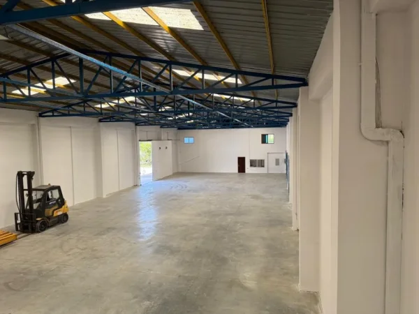 Tirane, jepet me qera magazine Kati 0, 750 m² 2.625 € 