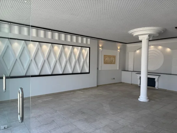 Tirane, jepet me qera magazine Kati 0, 750 m² 2.625 € 