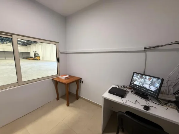 Tirane, jepet me qera magazine Kati 0, 750 m² 2.625 € 