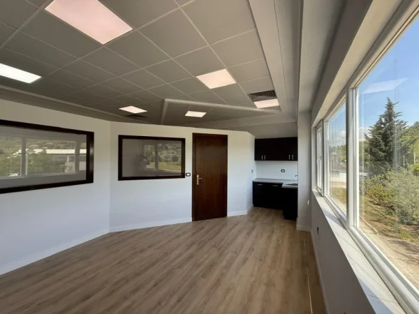 Tirane, jepet me qera magazine Kati 0, 750 m² 2.625 € 