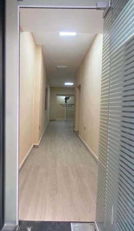 Tirane, jepet me qera dyqan Kati -1, 40 m² 600 € (ISH EKSPOZITA)