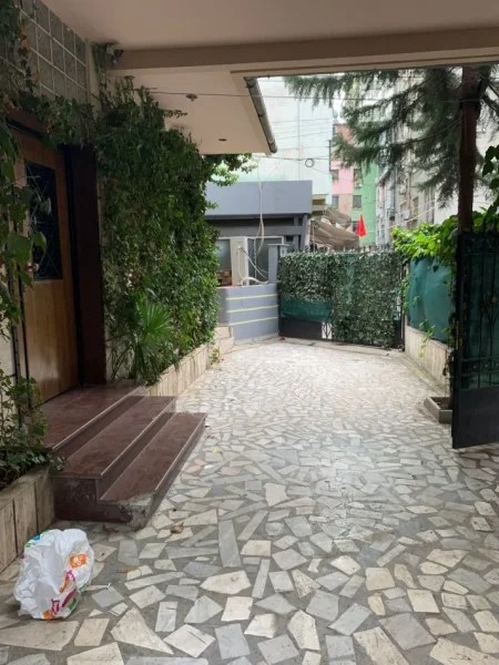Tirane, jepet me qera zyre Kati 3, 200 m² 2.500 € (bllok)