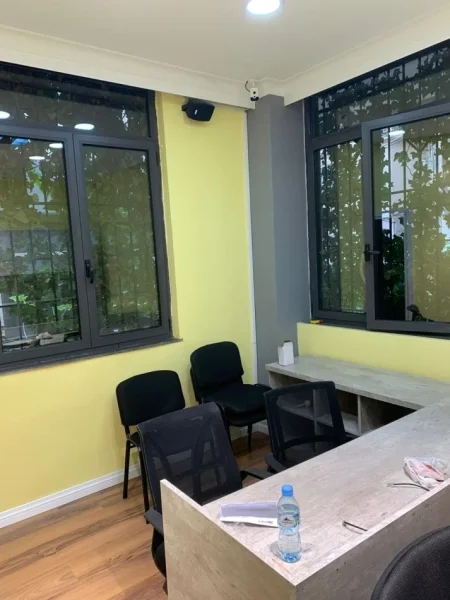 Tirane, jepet me qera zyre Kati 3, 200 m² 2.500 € (bllok)