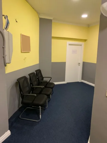 Tirane, jepet me qera zyre Kati 3, 200 m² 2.500 € (bllok)