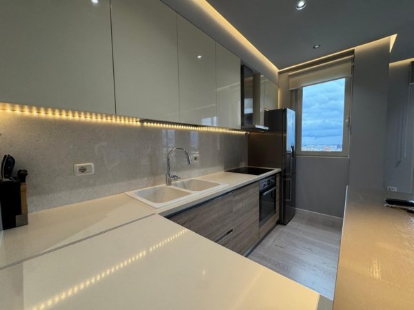 Tirane, jepet me qera apartament 2+1 , 120 m² 950 € 