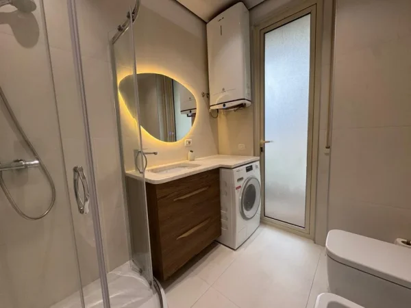Tirane, jepet me qera apartament 2+1 , 120 m² 950 € 