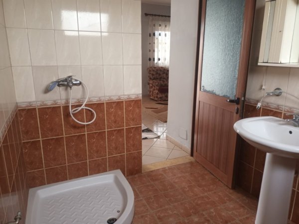 Tirane, jepet me qera apartament 2+1 Kati 1, 125 m² 150 € (QTU)