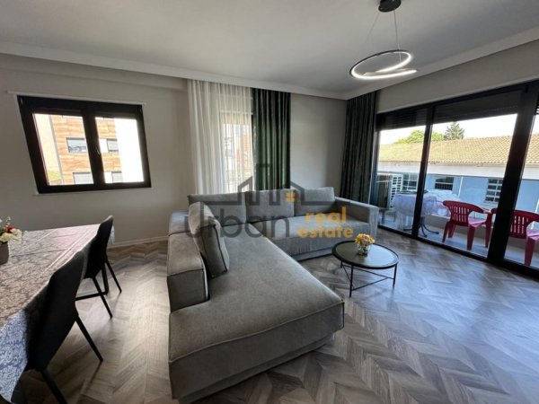 Tirane, jepet me qera apartament 3+1+Ballkon Kati 9, 140 m² 900 € (Pranë Pazarit të Ri)