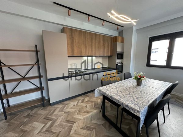 Tirane, jepet me qera apartament 3+1+Ballkon Kati 9, 140 m² 900 € (Pranë Pazarit të Ri)