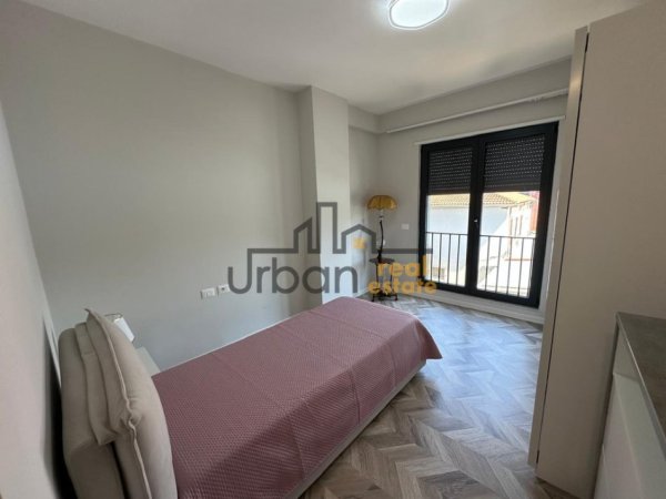 Tirane, jepet me qera apartament 3+1+Ballkon Kati 9, 140 m² 900 € (Pranë Pazarit të Ri)