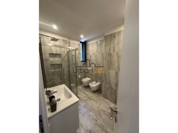 Tirane, jepet me qera apartament 3+1+Ballkon Kati 9, 140 m² 900 € (Pranë Pazarit të Ri)
