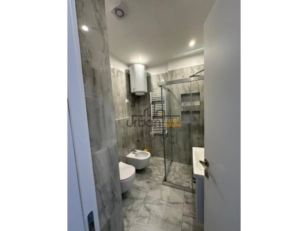 Tirane, jepet me qera apartament 3+1+Ballkon Kati 9, 140 m² 900 € (Pranë Pazarit të Ri)