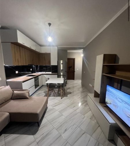 Tirane, jepet me qera apartament 2+1+Ballkon Kati 7, 80 m² 400 € (BATHORE)