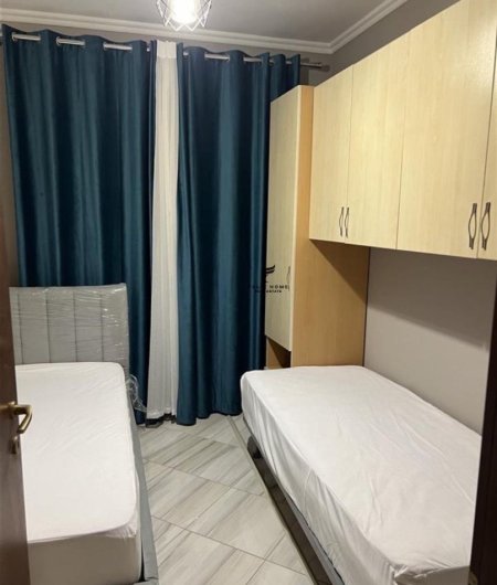 Tirane, jepet me qera apartament 2+1+Ballkon Kati 7, 80 m² 400 € (BATHORE)