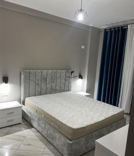 Tirane, jepet me qera apartament 2+1+Ballkon Kati 7, 80 m² 400 € (BATHORE)