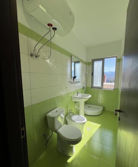 Tirane, jepet me qera apartament 2+1+Ballkon Kati 7, 80 m² 400 € (BATHORE)
