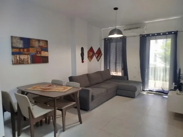 Tirane, jepet me qera apartament 1+1+Ballkon Kati 2, 60 m² 550 € 