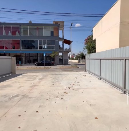 Tirane, jepet me qera magazine Kati 0, 150 m² 500 € (BATHORE)